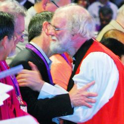 Fr. Guido recebe um abraço do Arcebispo Rowan Williams durante a celebração de acolhimento aos participantes ecuménicos da Conferência de Lambeth 2008