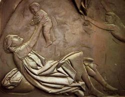 Porte de la paix - bronze -  détail de la femme et de son enfant