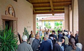 I partecipanti al convegno nel nartece della chiesa monastica di Bose