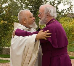 Le prieur Enzo Bianchi et l’archevêque de Canterbury Rowan Williams